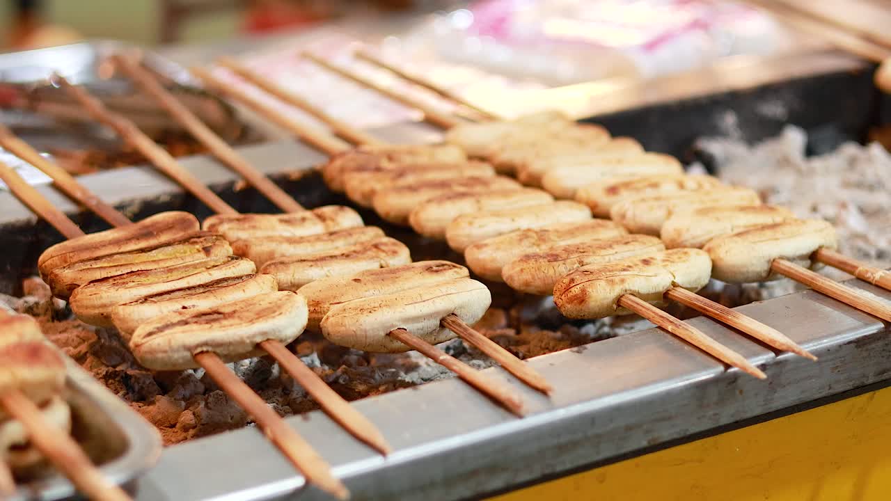 비는 시장 에서 바나나 가 스피어 에 김 을 하고 있다