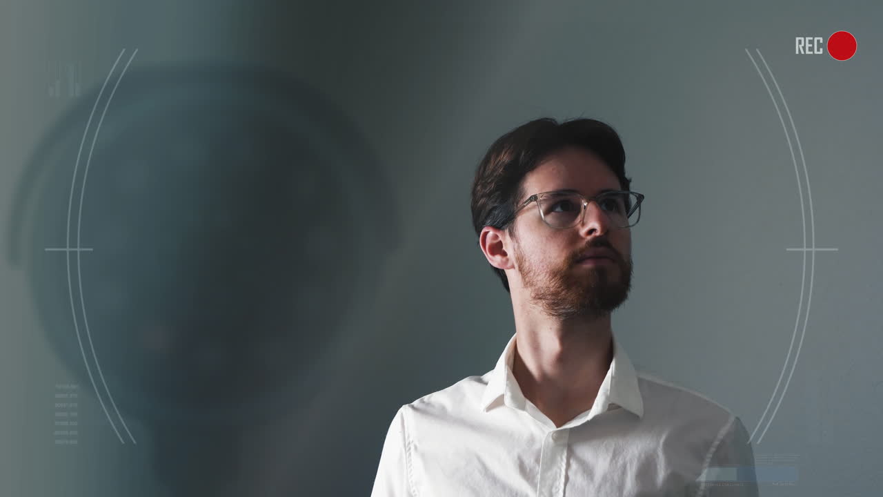 취조실을 걱정스럽게 둘러보고 카메라로 감시받는 청년