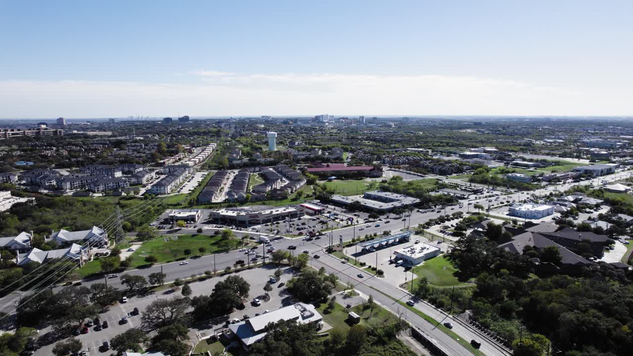 imagen aérea sobre la carretera huebner en san antonio, texas, tráfico, imagen estática