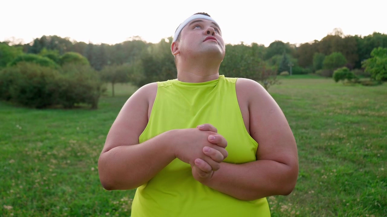 Uomo in sovrappeso che si riscalda con allungamenti del collo all'aperto