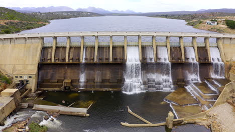 el agua está subiendo de nuevo.