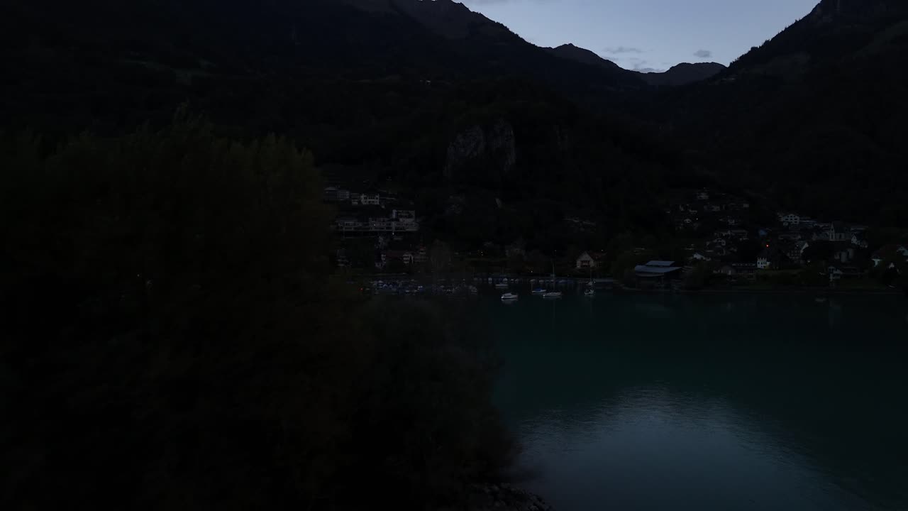 Lago di Walen, Svizzera, al mattino presto prima dell'alba, valle naturale ripresa con drone aereo.