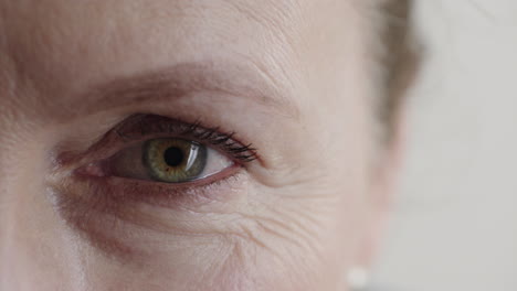 Cerca-De-Una-Mujer-Madura-Con-Ojos-Verdes-Abriendo-Mirando-A-La-Cámara-Arrugas-Femeninas-Envejecidas