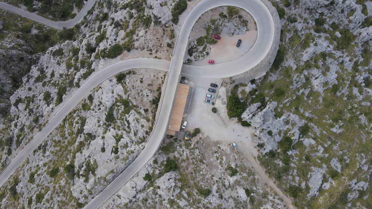 vista recta hacia abajo de una carretera de montaña que serpentea debajo de sí misma en sa calobra, mallorca, españa