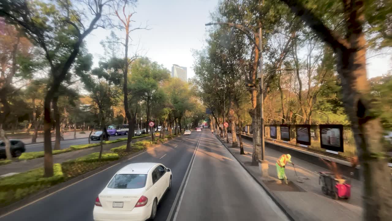 멕시코시티의 아베니다 리포마 (avenida de la reforma) 가 샤풀테페크 숲 (bosque de chapultepec) 의 사진 전시회를 통과하는 느린 동작 촬영