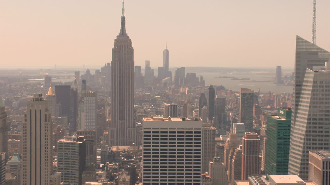 Panorâmica, vista de arranha-céus e edifícios no horizonte de Manhattan, Nova York, durante o dia.