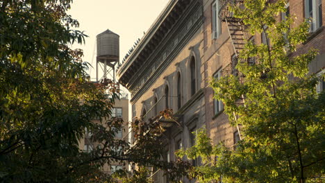 Bandada-De-Palomas-Volando-Desde-La-Azotea-A-La-Luz-De-La-Mañana-En-La-Ciudad-De-Nueva-York,-U