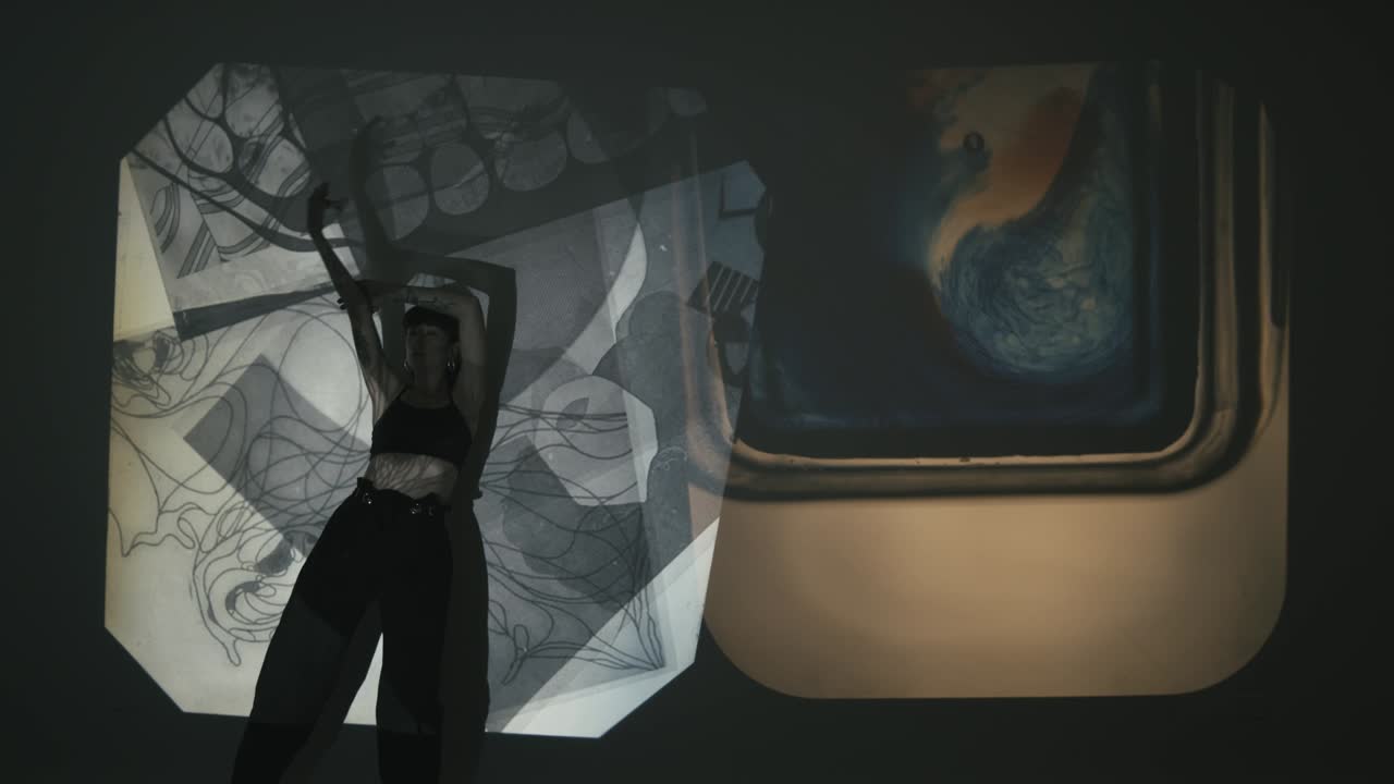 женщина рассказывает увлекательную историю среди красок, цветов и проецируемых изображений на нее против стены