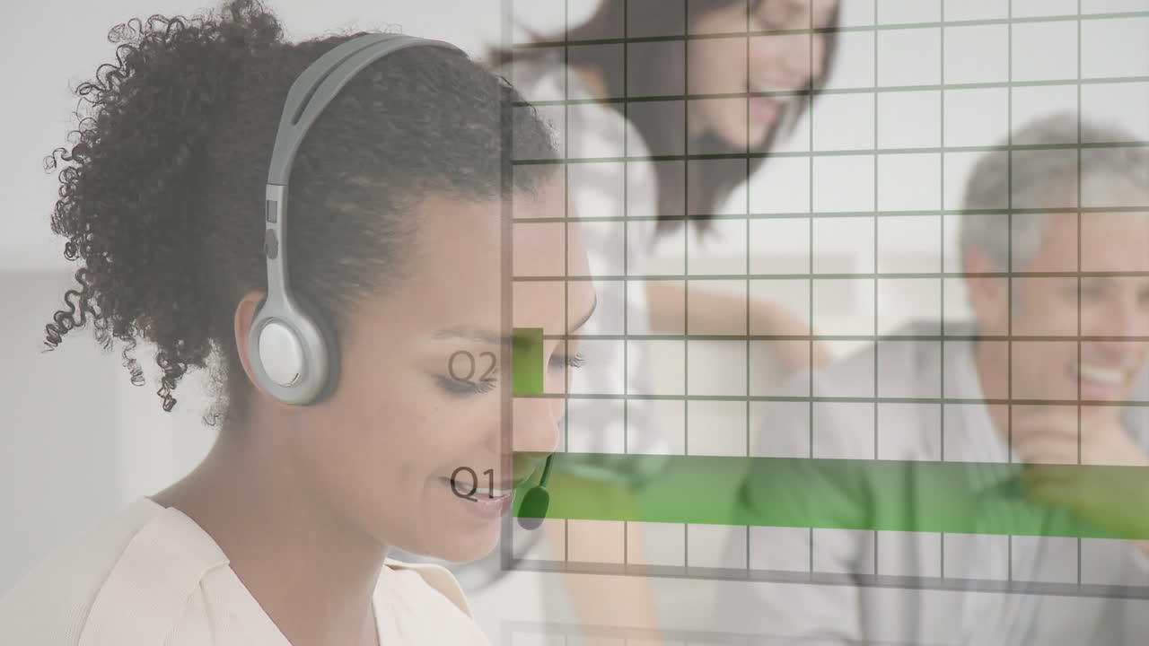 animación del procesamiento de datos financieros sobre una mujer de negocios usando auriculares de teléfono