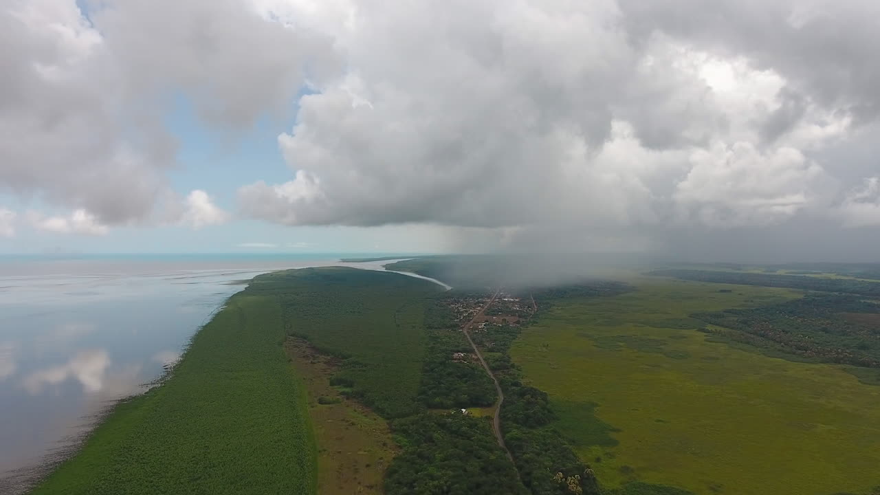 vista aérea de la aldea de awala yalimapo en guyana. día lluvioso
