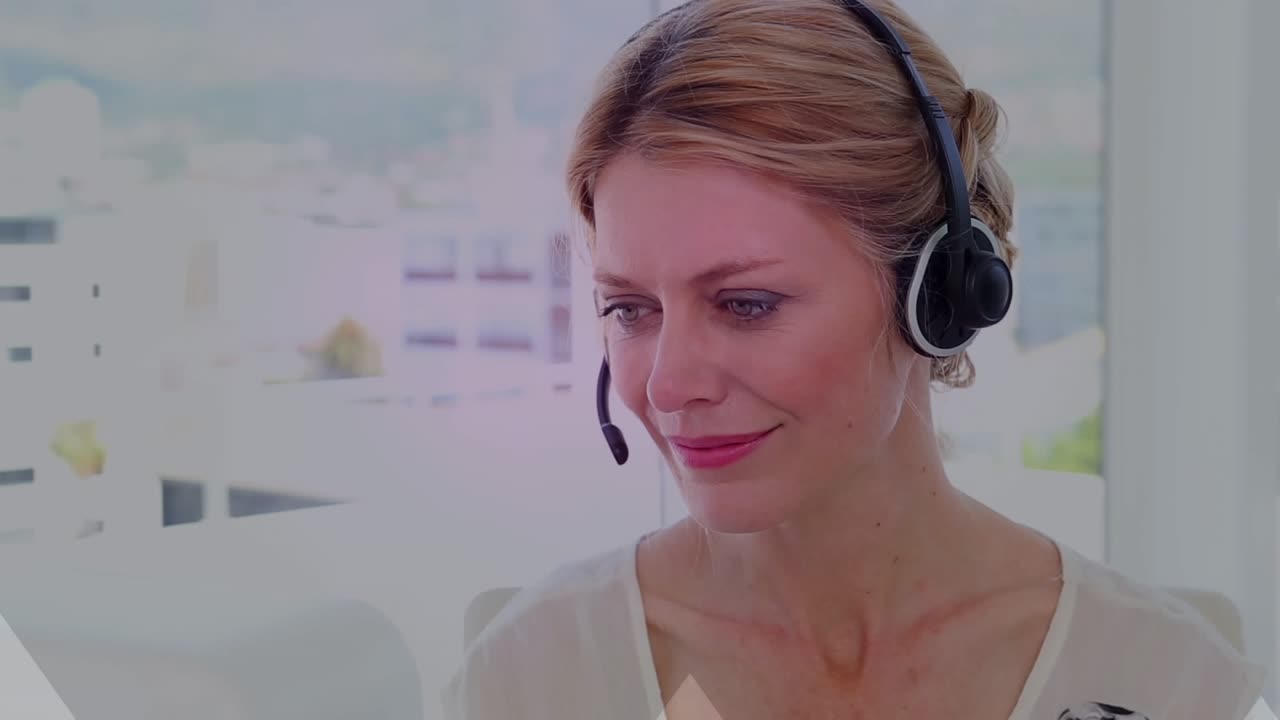 Animazione di connessioni con icone e frecce sopra una donna d'affari che usa un auricolare