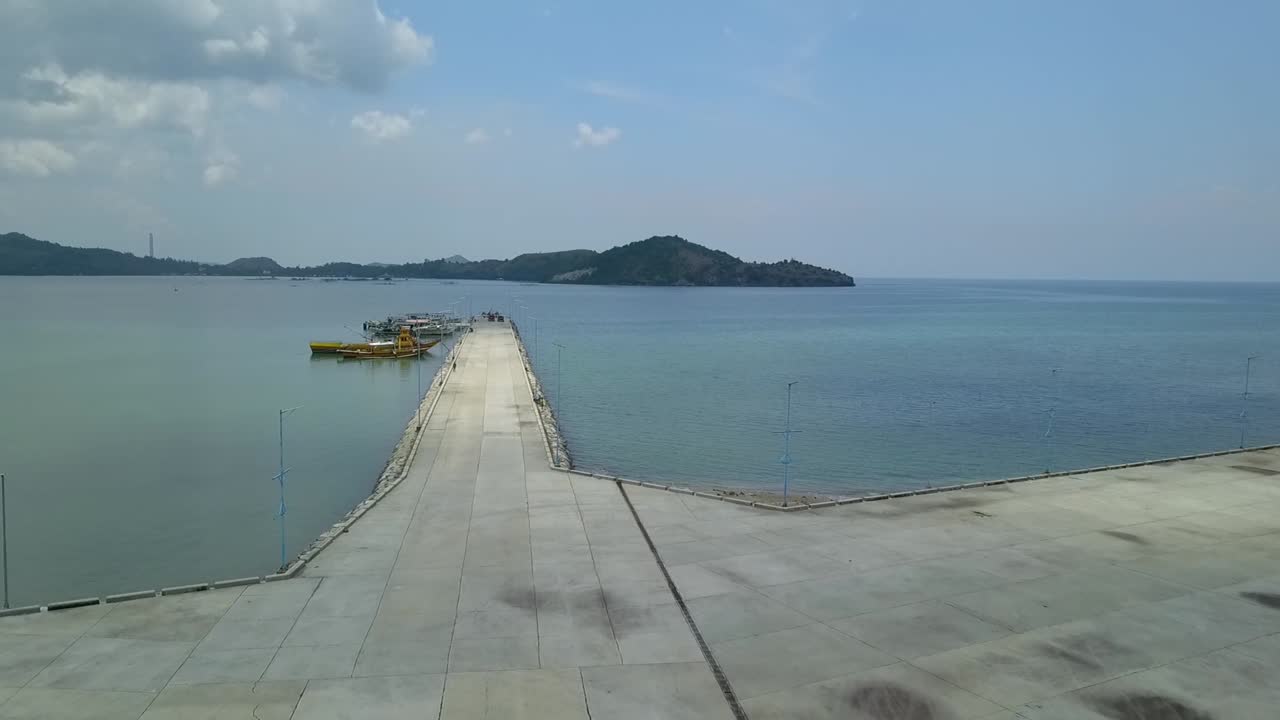 toma aérea de una zona portuaria o muelle en 60fps hd