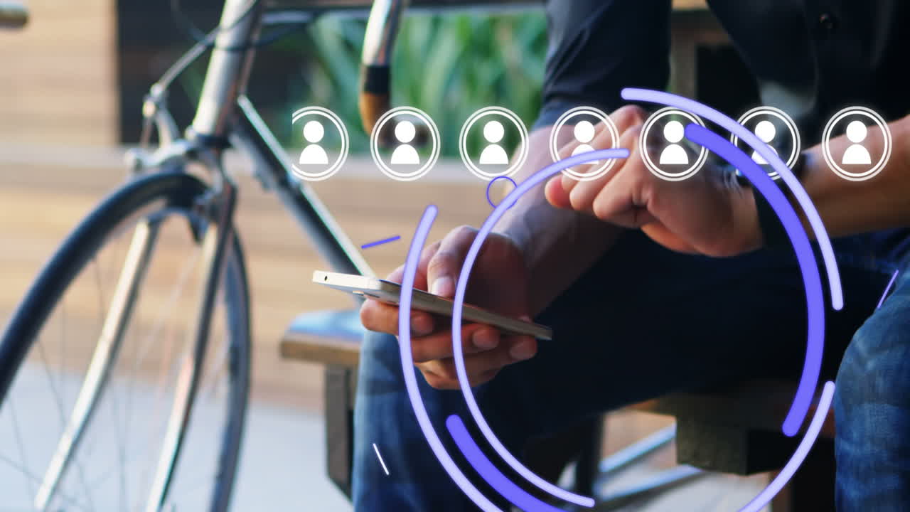 animación de iconos de los medios y ojo sobre empresario biracial usando teléfono inteligente