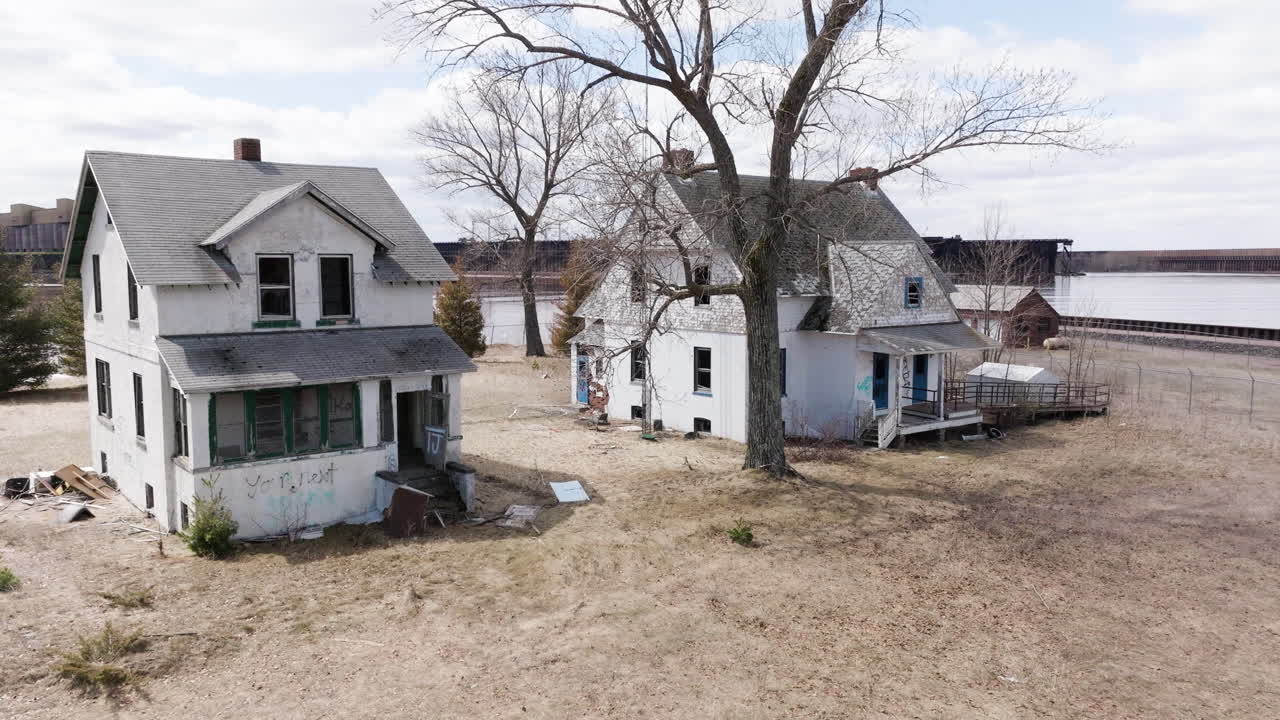 casas viejas, deterioradas y abandonadas están vacías en wisconsin point a lo largo del lago superior.