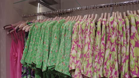 camisetas y vestidos con estampado floral expuestos en un estante