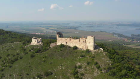 Ruinas-Del-Castillo-De-Piedra-De-Las-Niñas-En-La-Colina-Con-Vistas-A-Mikulov,-Disparo-De-Drones