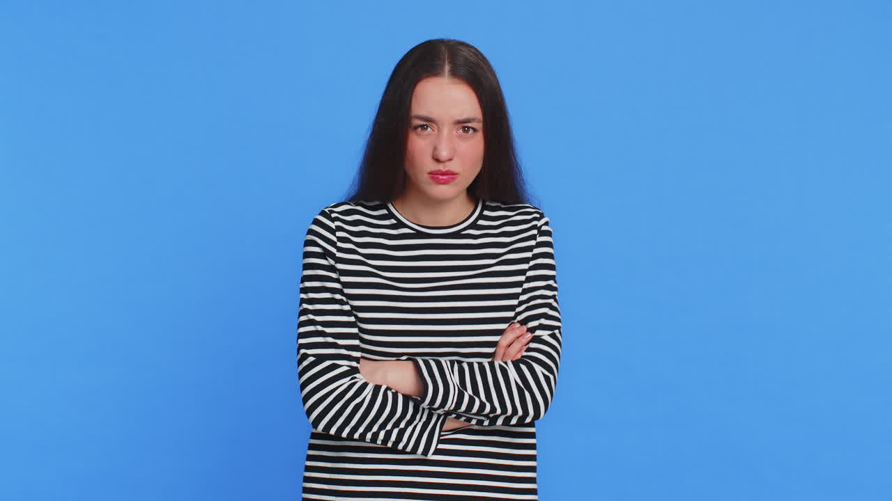 짜증나고 화가 나고 짜증나는 분노하는 백인 여성 분쟁의 이유를 묻는 분쟁 문제