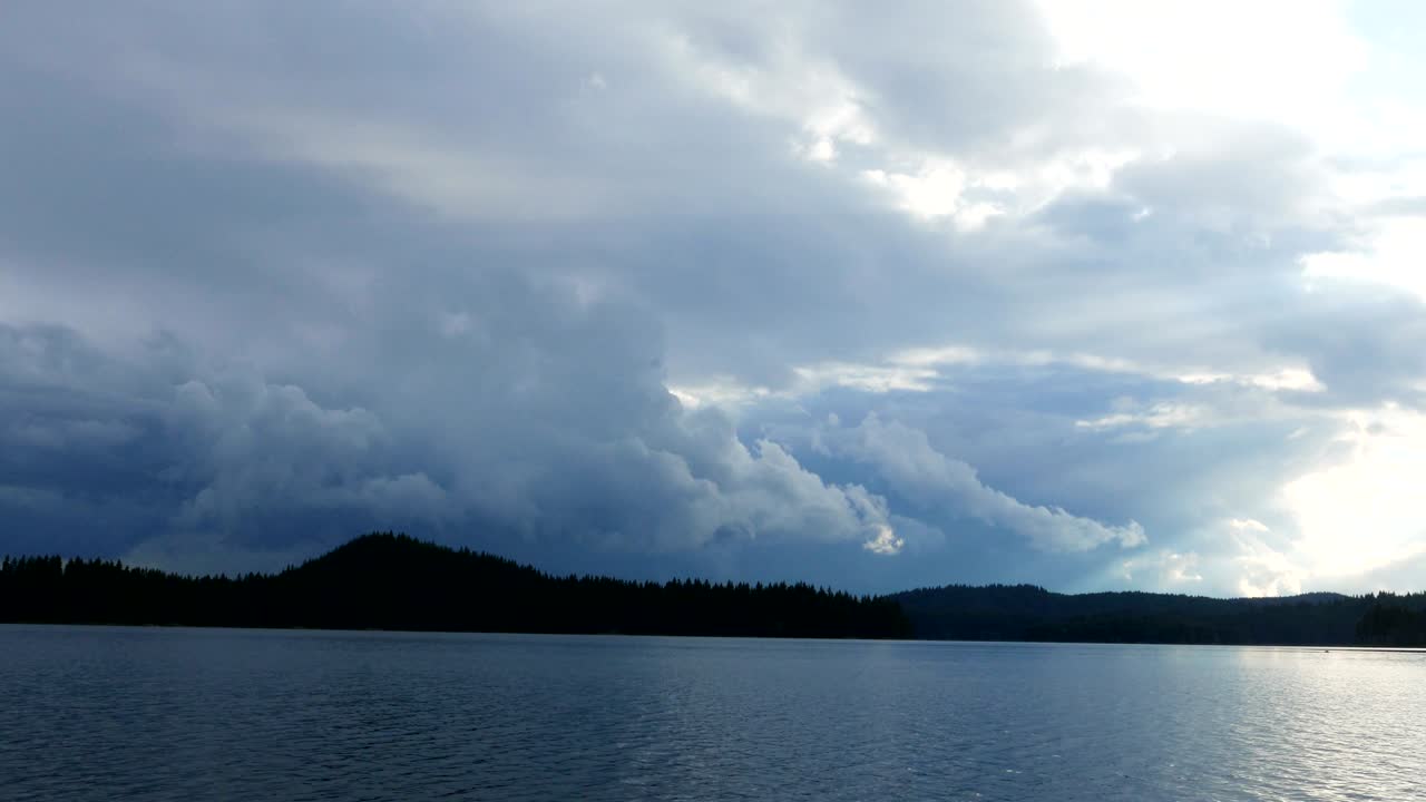 물 풍경과 움직이는 구름