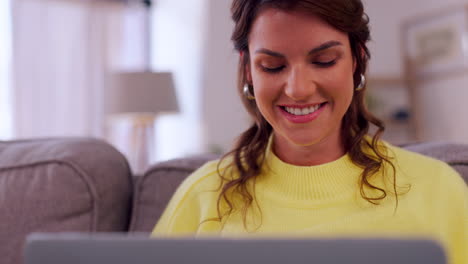 computadora portátil, feliz y mujer en casa para trabajo remoto