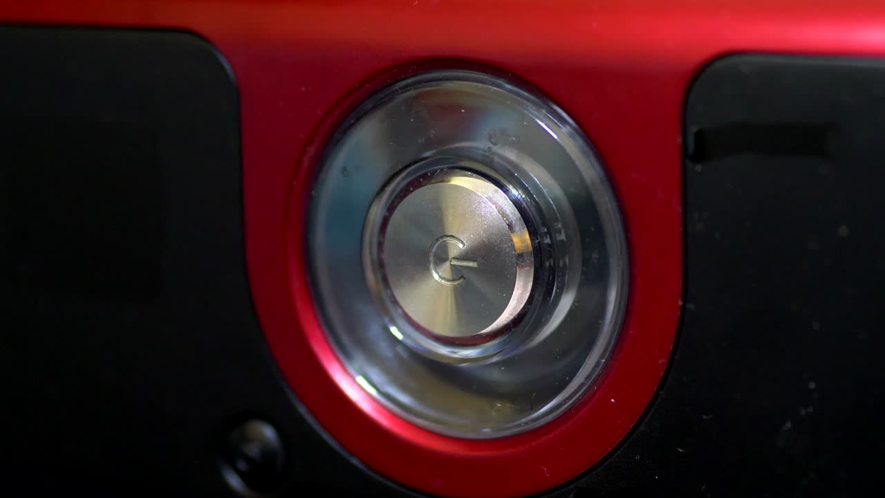 pov presionando un botón de encendido en 4k cámara lenta 60 fps