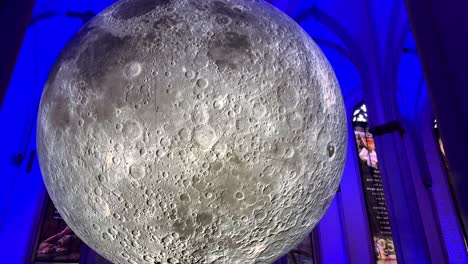 Tiro-Inclinado-Hacia-Arriba-De-La-Espectacular-Obra-De-Arte-Del-Museo-De-La-Luna-Colgada-En-La-Iglesia-Alemana