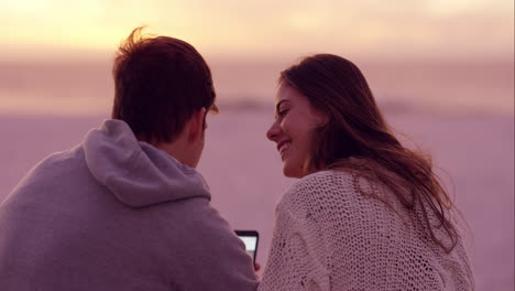 Feliz-Pareja-Romántica-Tomando-Fotografías-De-La-Puesta-De-Sol-Usando-La-Cámara-De-Un-Teléfono-Móvil-En-Un-Dragón-Rojo