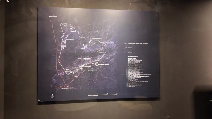 Una mappa murale retroilluminata all'interno del museo mostra il confine del Parco Nazionale della Serra da Capivara con le posizioni dei siti archeologici contrassegnate e una legenda