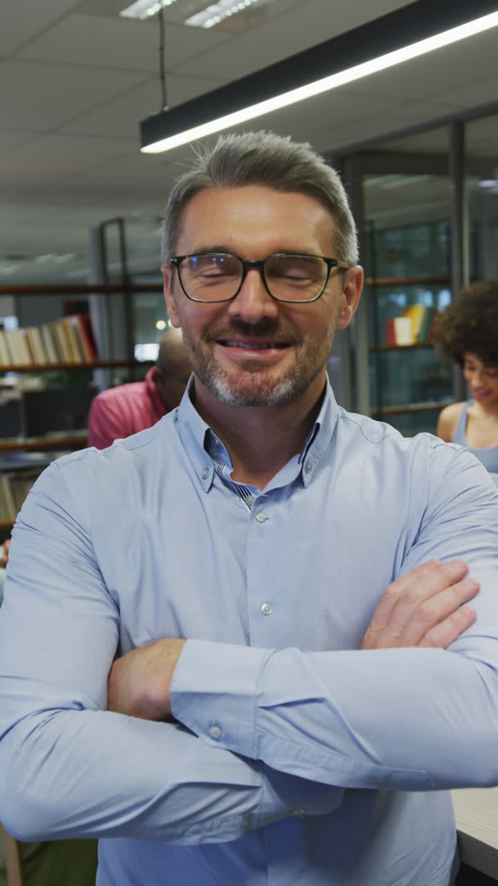 vídeo vertical de retrato de personas de negocios felices y diversas hablando en la oficina