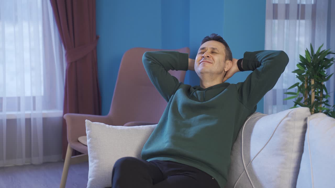 편안하고 평화로운 성숙한 남자. 무모하고 스트레스 없는 라이프 스타일.