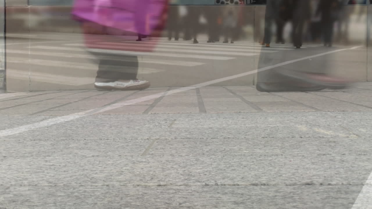 viajeros ocupados en la calle de la ciudad