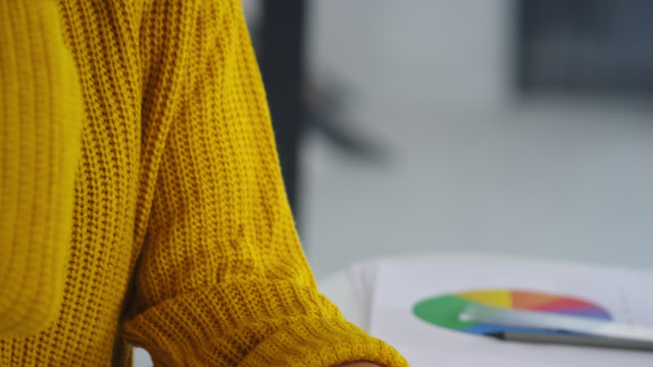 mujer de negocios leyendo una carta en un teléfono inteligente con una llave de croma en la oficina