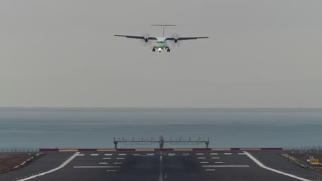 un avión entrando en aterrizaje