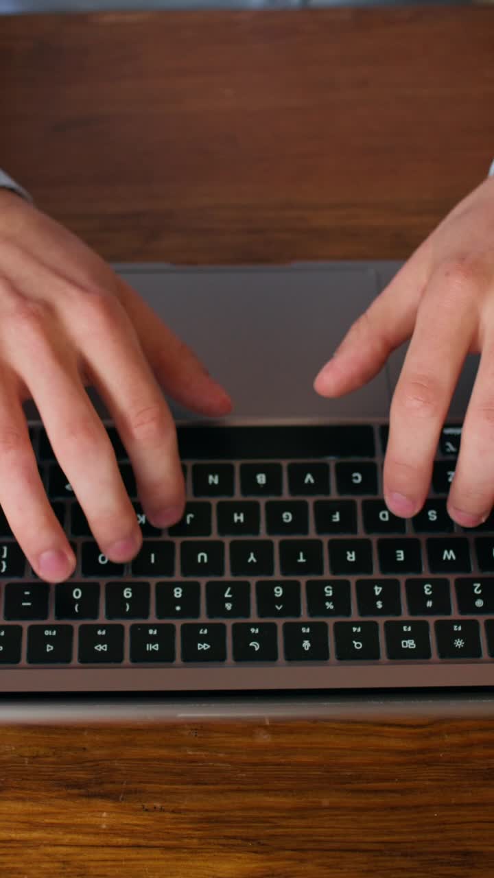 persona escribiendo en el teclado de una laptop