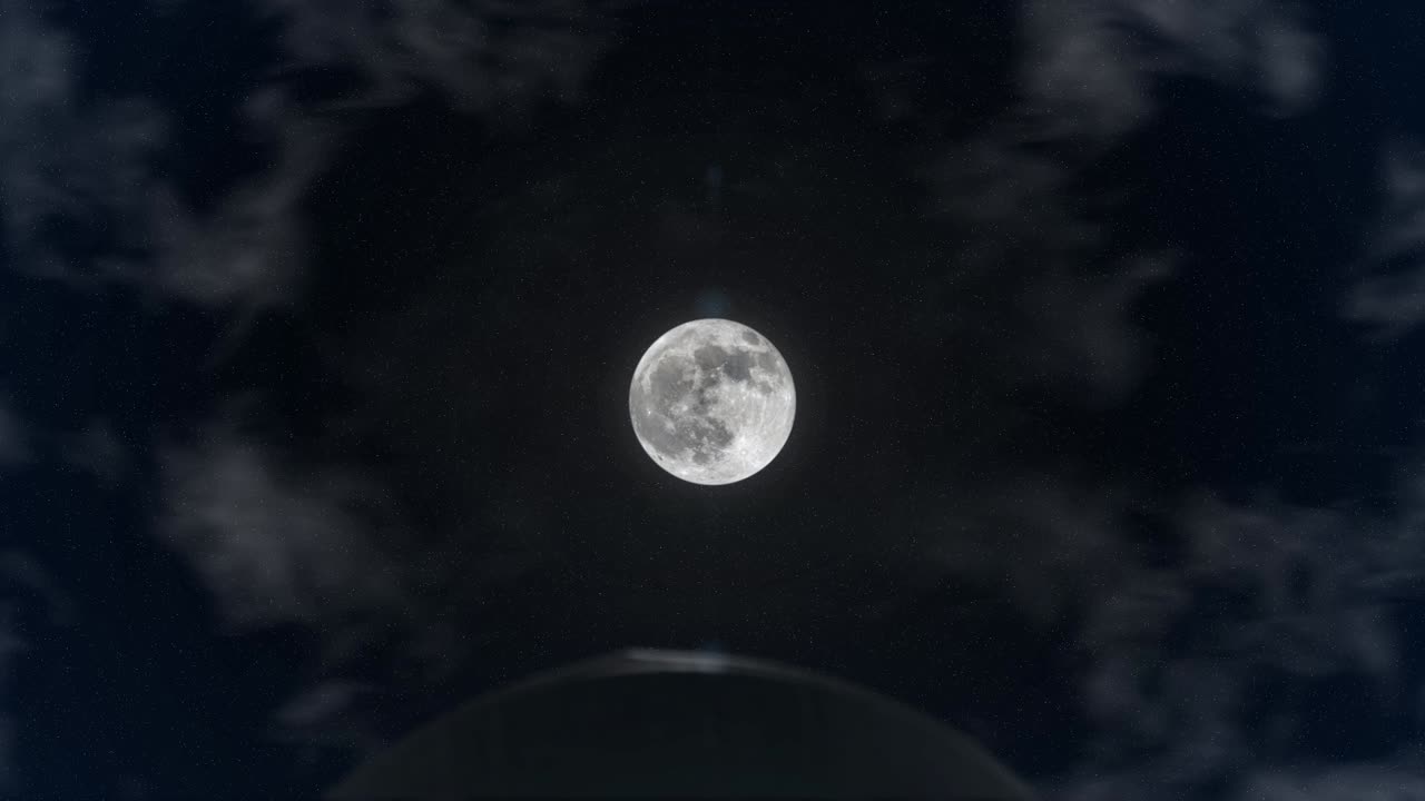 ufo가 아래로 날아가는 달의 샷