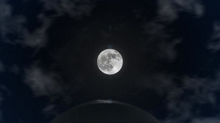 Imagem da Lua enquanto um OVNI voa por baixo
