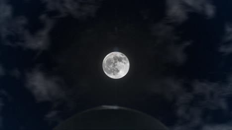 foto de la luna mientras el ovni vuela debajo