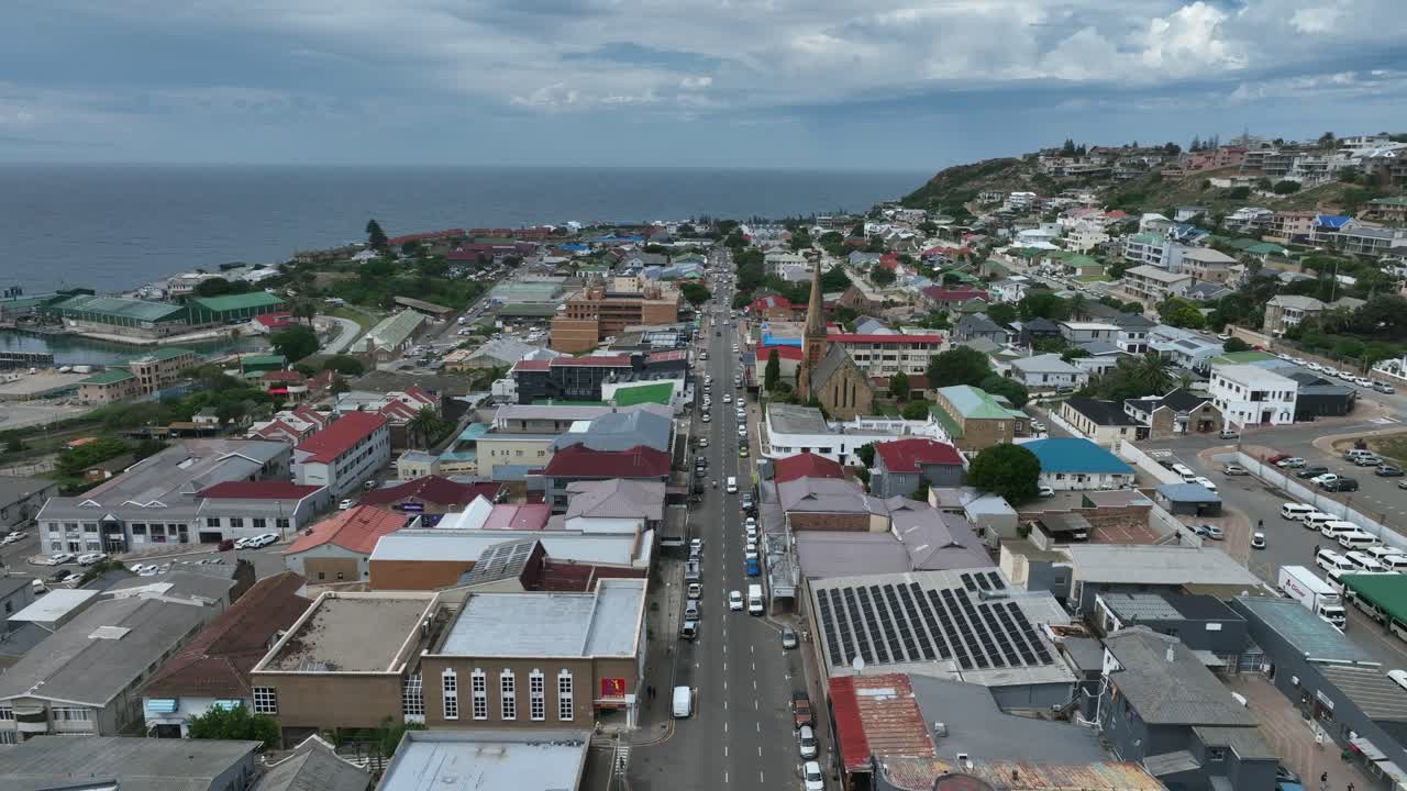 Volo di drone lungo la strada principale di Mossel Bay in Sudafrica.