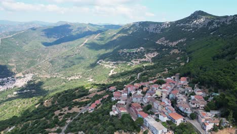 Pueblo-De-Baunei-Y-Urzulei-En-Las-Montañas-Verdes-De-Cerdeña,-Italia---Antena-4k