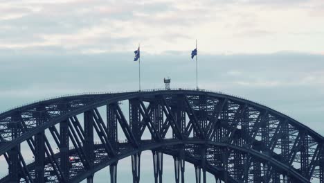 banderas nacionales de australia se balancean en el viento sobre el famoso puente del puerto en sydney