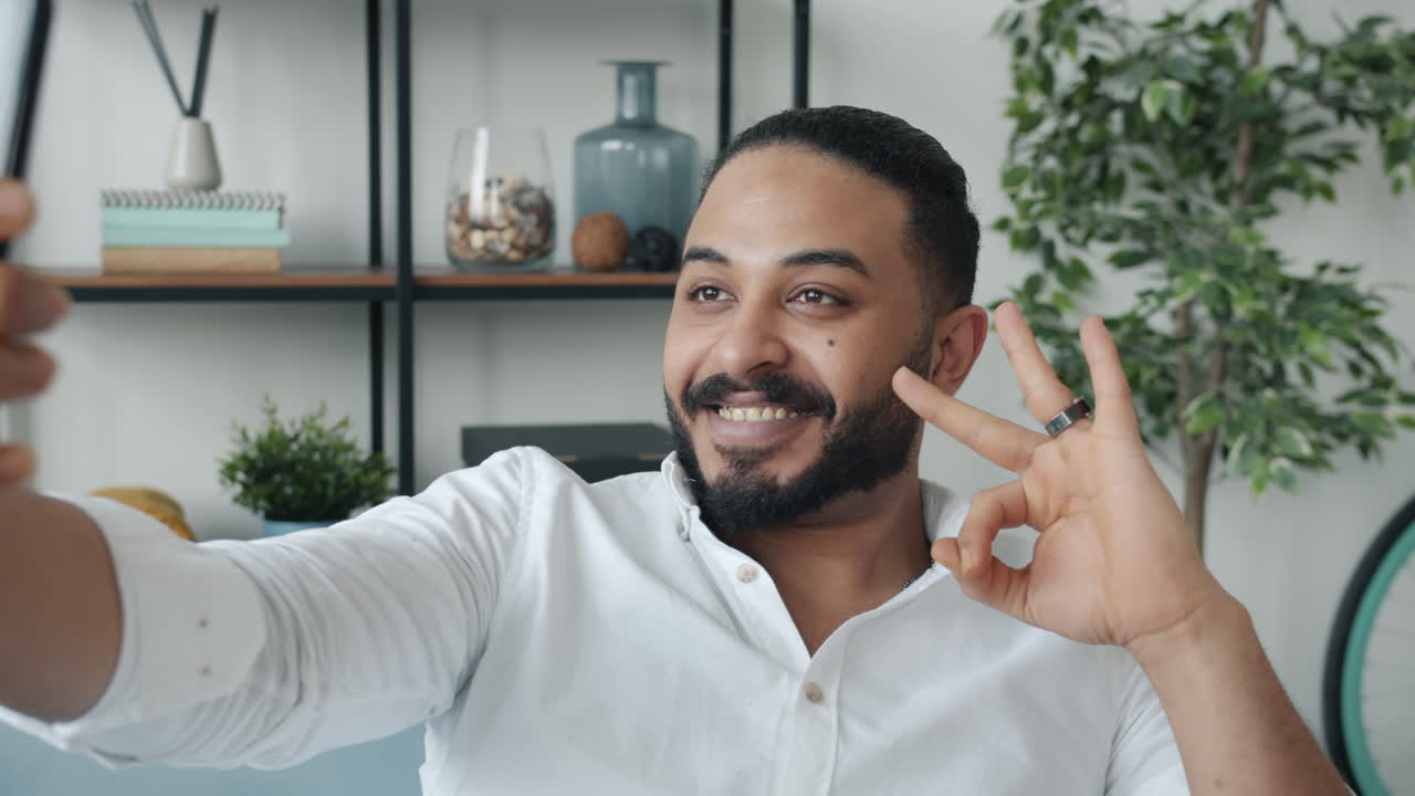 Uomo di prendere una Selfie
