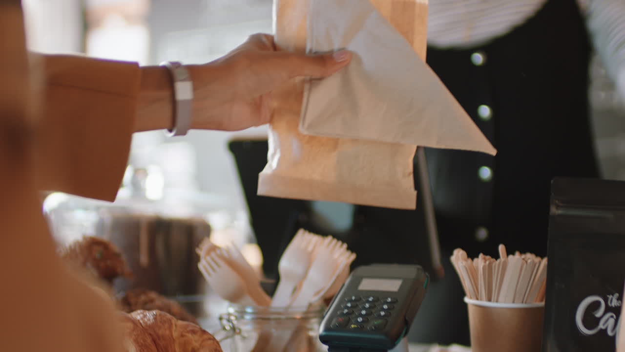 클로즈업 고객은 신용카드를 사용하여 결제하고 접촉없는 결제와 디지털 거래 서비스를 통해 카페에서 돈을 소비합니다.