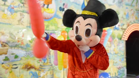 mickey mouse balloon artist