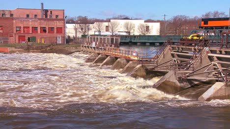 Ein-Damm-Fördert-Schnell-Fließendes-Wasser-In-Einem-Fluss