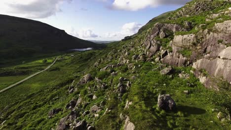 Toma-Aérea-De-Drones-De-Paisajes,-Montañas-Y-Naturaleza-En-Irlanda.