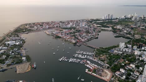 Puesta-De-Sol-Aérea-En-Cartagena,-Ciudad-De-Colombia-Con-Imágenes-De-Drones-Del-Puerto-Y-El-Mar-Caribe
