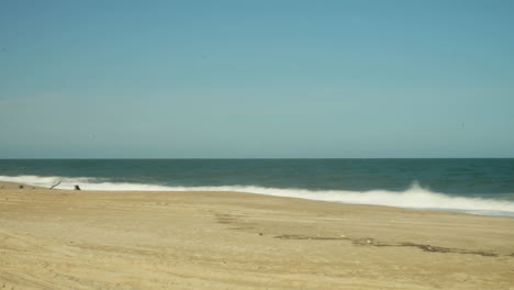 Toma-Panorámica-De-Lapso-De-Tiempo-Del-Océano-Atlántico-Y-La-Playa-En-Delaware,-Estados-Unidos