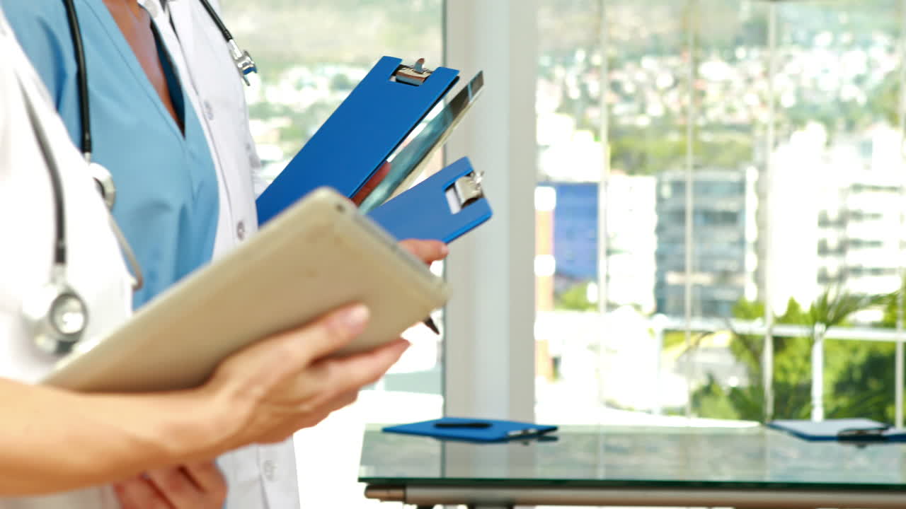 equipo médico que trabaja en la oficina médica