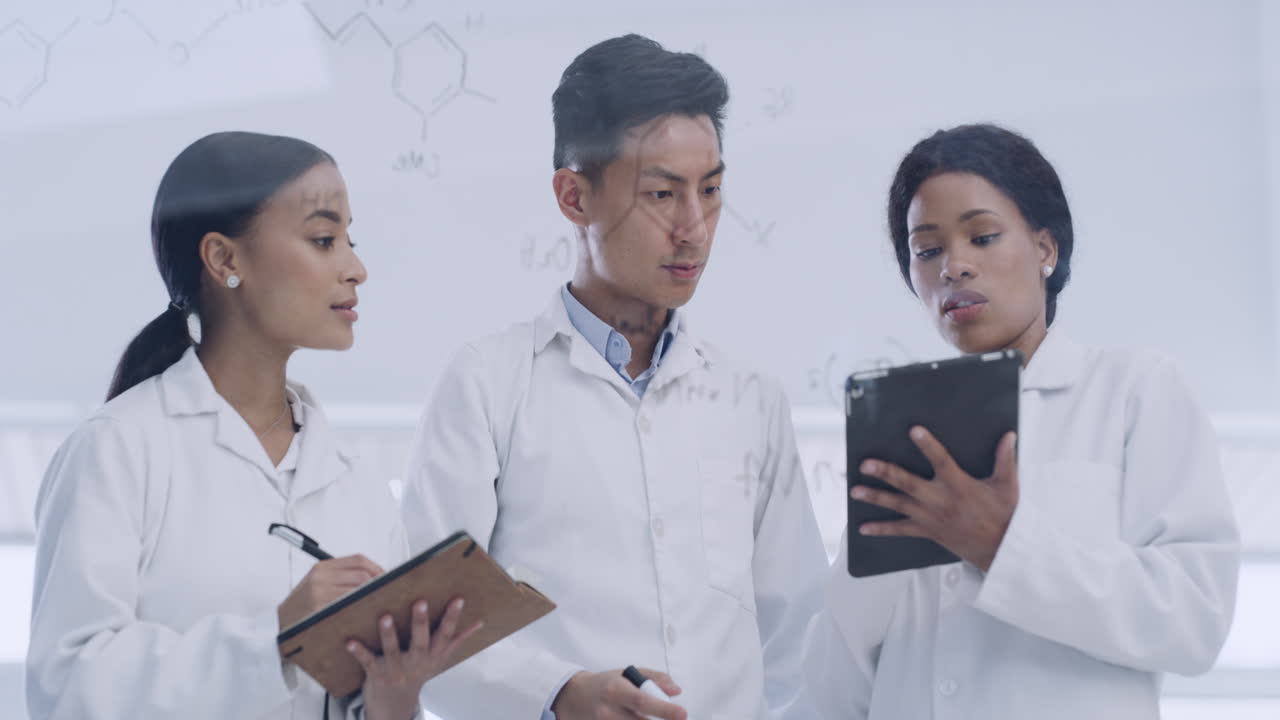 화학 화합물 변화 를 분석 하는 과학자 들