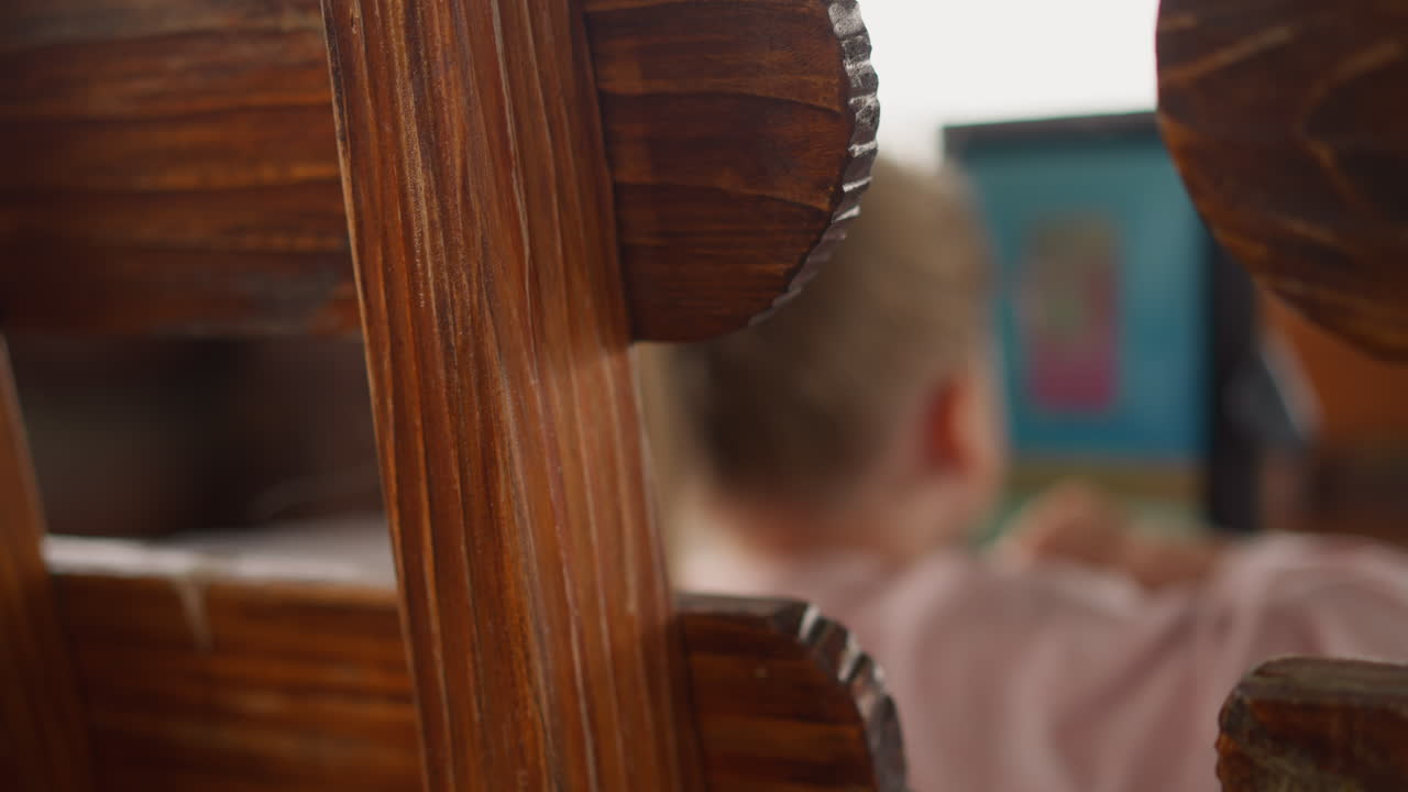 태블릿 컴퓨터를 통해 비디오를 보는 소녀의 흐릿한 시각