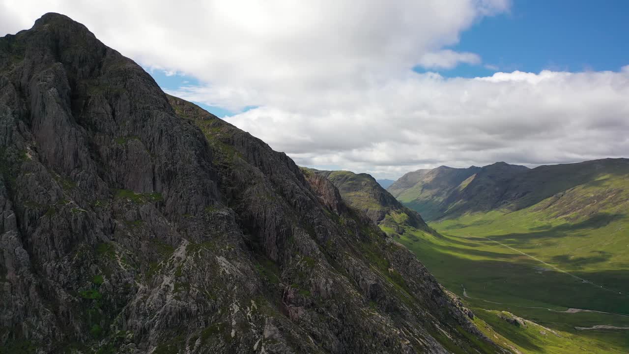 una toma de avión no tripulado de la montaña buachaille etive mor en glencoe, escocia, reino unido
